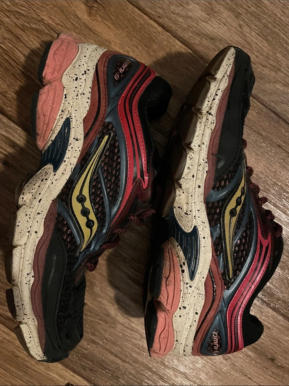 Saucony Progrid Omni 9 Autumnal Equinox Red /Blue Sneaker Woman Size 6